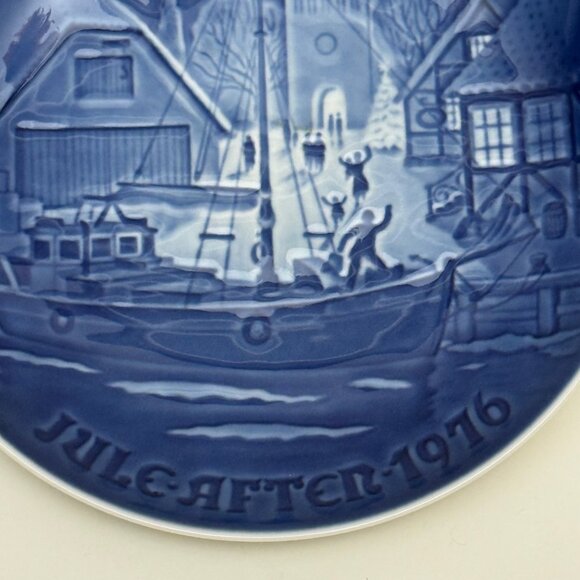 Bing & Grøndahl 1976 Porcelain Christmas Plate Christmas Welcome 9076 - Picture 2 of 4